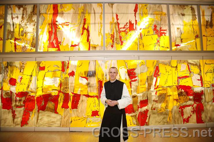 2015.04.30_20.55.23.JPG - Glaswand "Das himmlische Jerusalem" von Künstlerpater Raphael Statt.