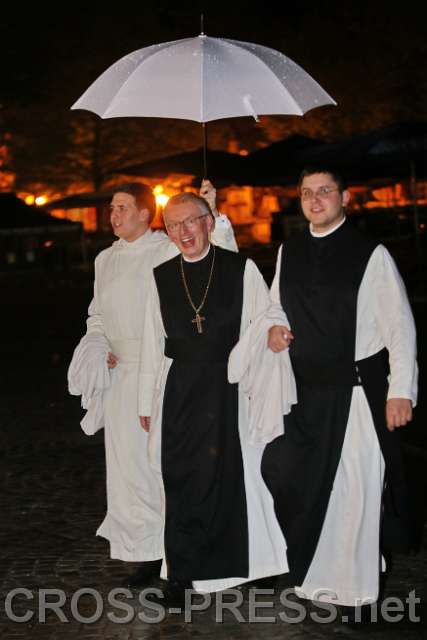 2015.04.30_21.30.08_31.JPG - Spätabendlicher Rundgang von Abt Maximilian.  :)