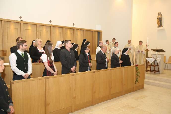 Ewige Profess von Sr.Faustine u. Sr.Nathanaela OSB Sr. Nathanaelas Verwandtschaft aus der Steiermark.