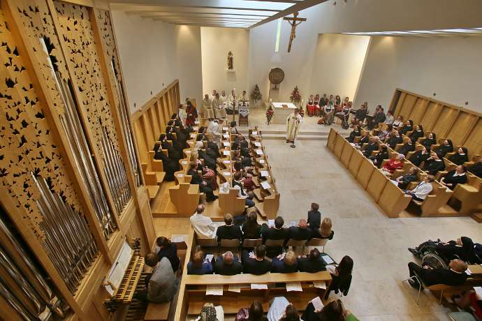 Ewige Profess von Sr.Faustine u. Sr.Nathanaela OSB Die erst kürzlich geweihte Orgel in der vor knapp einem Jahr geweihten Klosterkirche der Benediktinerinnen.