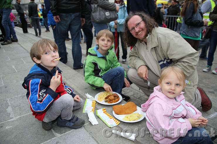 2015.05.25_18.49.38.JPG - Picknick am Gehsteigrand.  :)