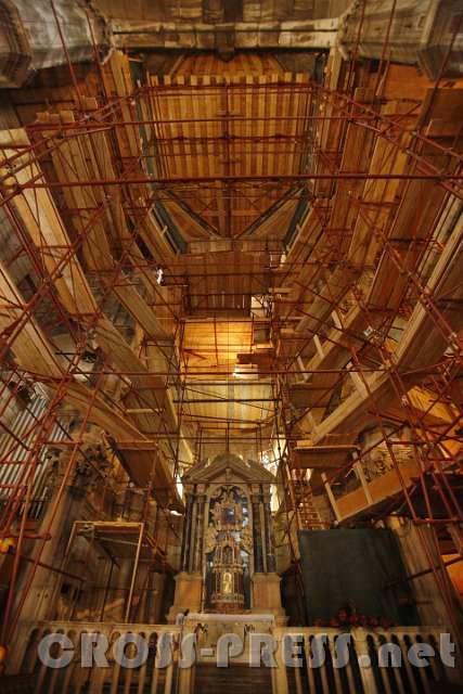 2015.07.29_13.25.45.jpg - Gerüst um Hauptaltar.