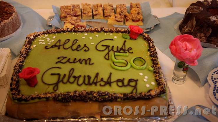 2015.11.21_13.16.23.c.jpg - Die Geburtstagstorte wartet inmitten vieler Köstlichkeiten im Refektorium der Karmeliten.