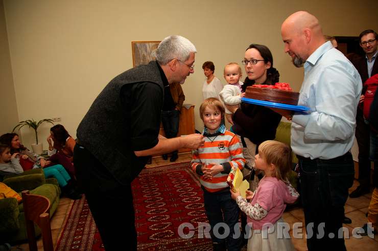2015.11.21_13.35.40.jpg - Lang und abwechslungsreich war die Reihe der Gratulanten.
