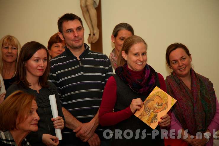 2015.11.21_14.26.26.jpg - Eva Mathias mit selbstgebasteltem Glückwunsch-Billet.