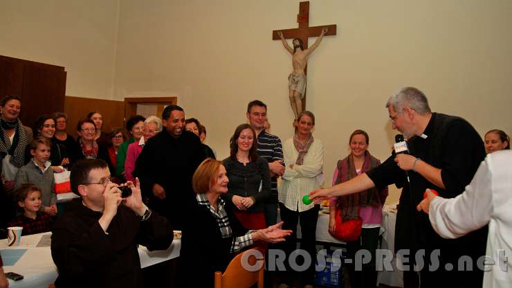 2015.11.21_14.33.08_01.jpg - Manche bekommen ihren Ball auch direkt überreicht.