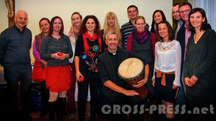 2015.11.21_14.39.48.c.jpg - "Familienfoto" mit (fast allen) hauptamtlichen Mitarbeitern.