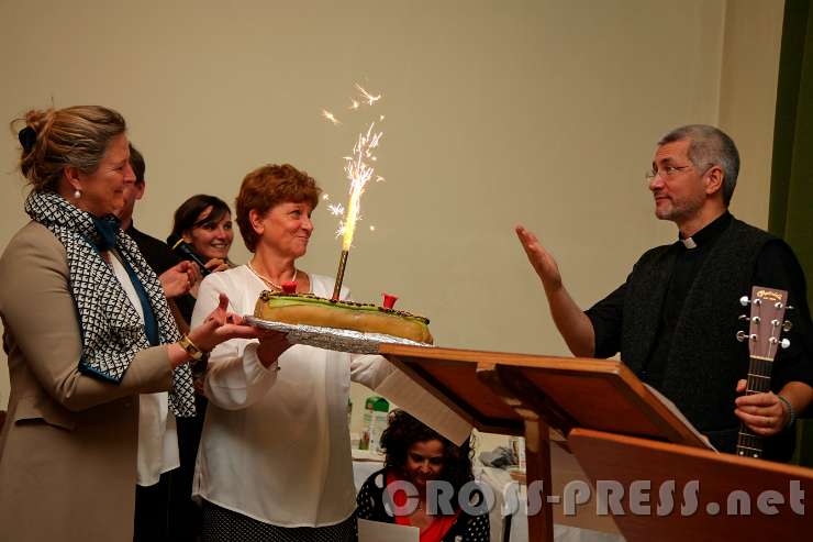 2015.11.21_15.02.27.jpg - Geburtstagstorte, diesmal wirklich mit "Feuer und Flamme", lebendig-sprühendem Licht ...