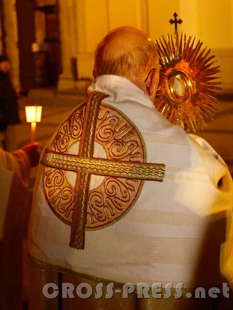 2016.01.29_19.40.03.JPG - Bischof Küng mit eucharistischem Jesus.