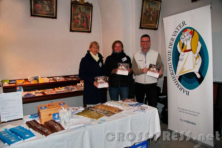 2016.02.13_20.53.50.JPG - Aurelia Stürzl, Barbara Ruml und Geschäftsführer Christian Schmid präsentieren den Jahreskalender.