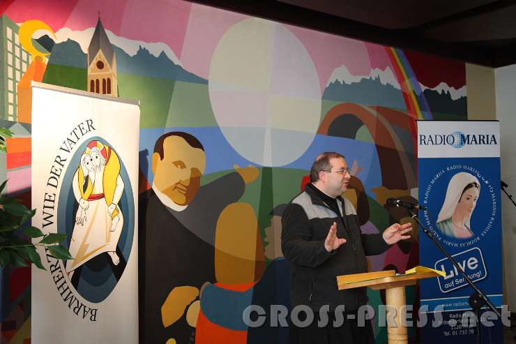 2016.02.14_15.21.32.JPG - P. Bernhard Speringer bei seinem Vortrag: "Nimm mich an der Hand und führe mich. Die höchstpersönliche Beziehung zu meinem Engel entdecken."