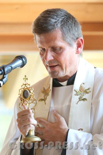 2016.09.10_15.58.01.JPG - Br. Gabriel mit Kreuzreliquie
