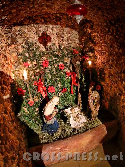 2017.01.07_14.20.11.JPG - Über zwei Stufen steigt man zum Dreikönigsaltar hinunter, ihm gegenüber die Muschelgrotte mit der Krippe.
