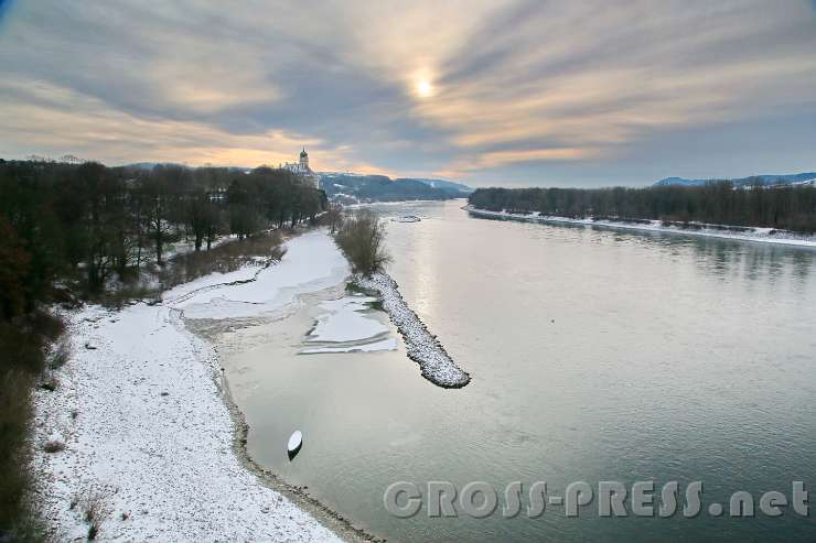 2017.01.07_14.47.26.JPG - Blick entlang der Donau. Seit der Rückgabe und seiner Wiederherstellung dient Schloss Schönbühel heute der Familie Seilern-Aspang wieder als Wohnsitz.