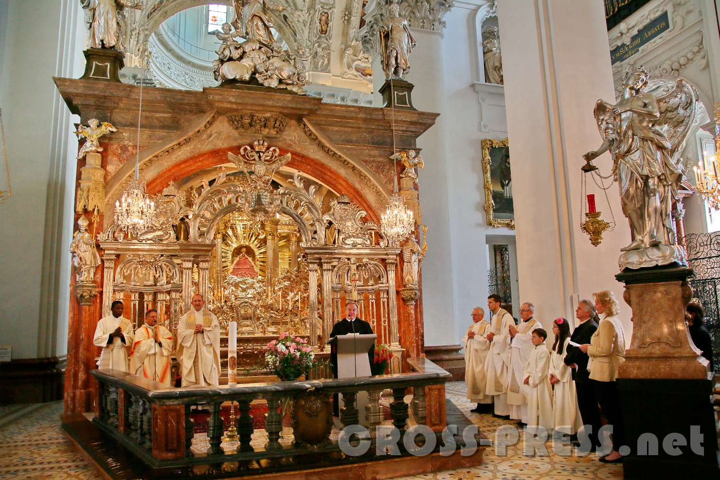 2017.05.27_14.33.36.jpg - Pfarrer P. Michael Staberl begrüßt Erzbischof Sleiman und den Nationaldirektor von "missio", P. Karl Wallner OCist .