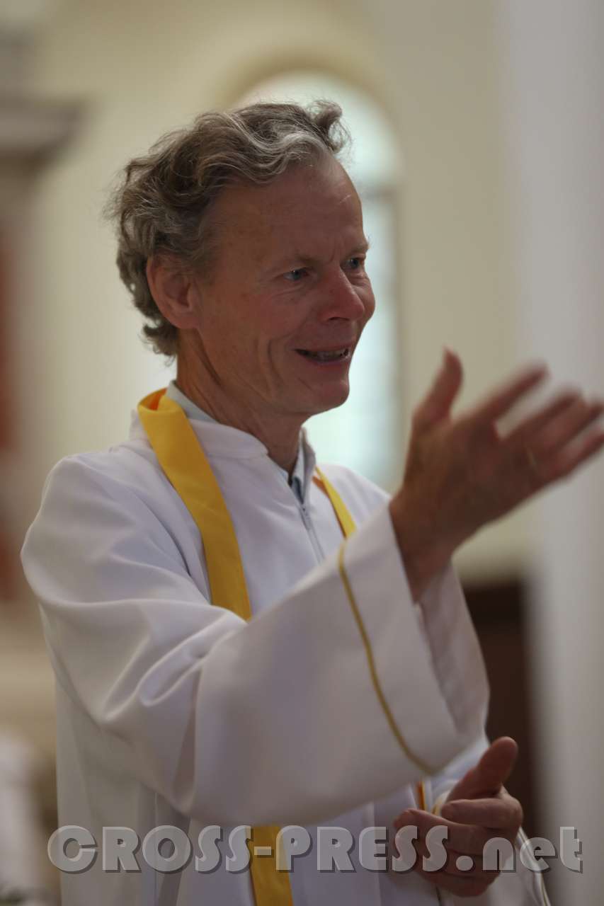2017.06.16_08.28.21.jpg - Rudolf Lechner, Organisator der Wallfahrt und zugleich Messdiener, begrüßt die Teilnehmer zur ersten Wallfahrtsmesse.