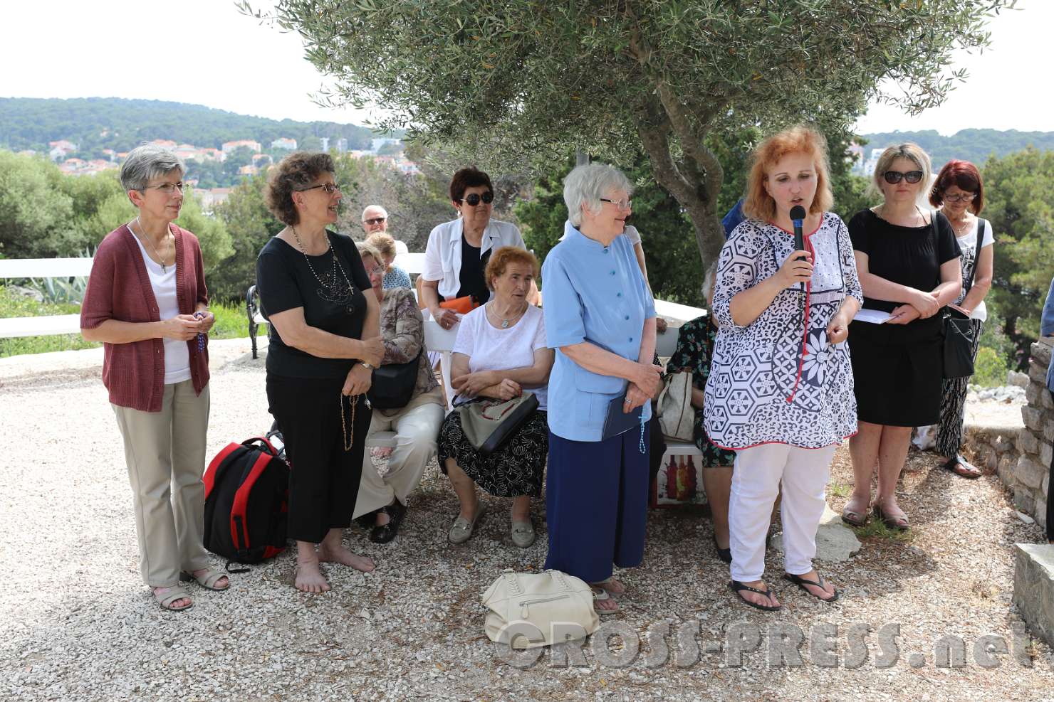 2017.06.16_15.20.25.jpg - Vor der Kapelle werden Zeugnisse gegeben.