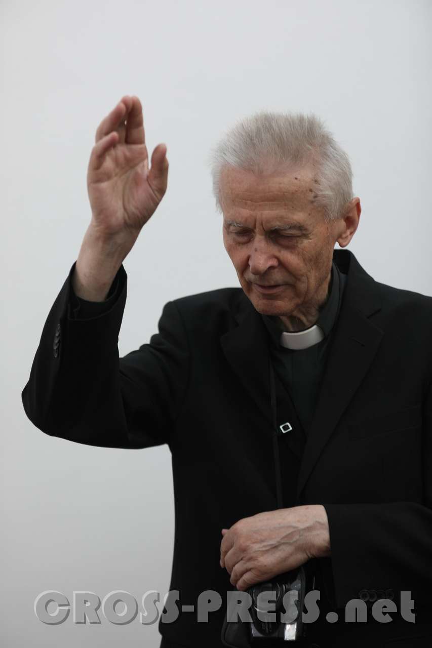 2017.06.16_16.22.31.jpg - Hw. Hochwarter segnet die Pilger.