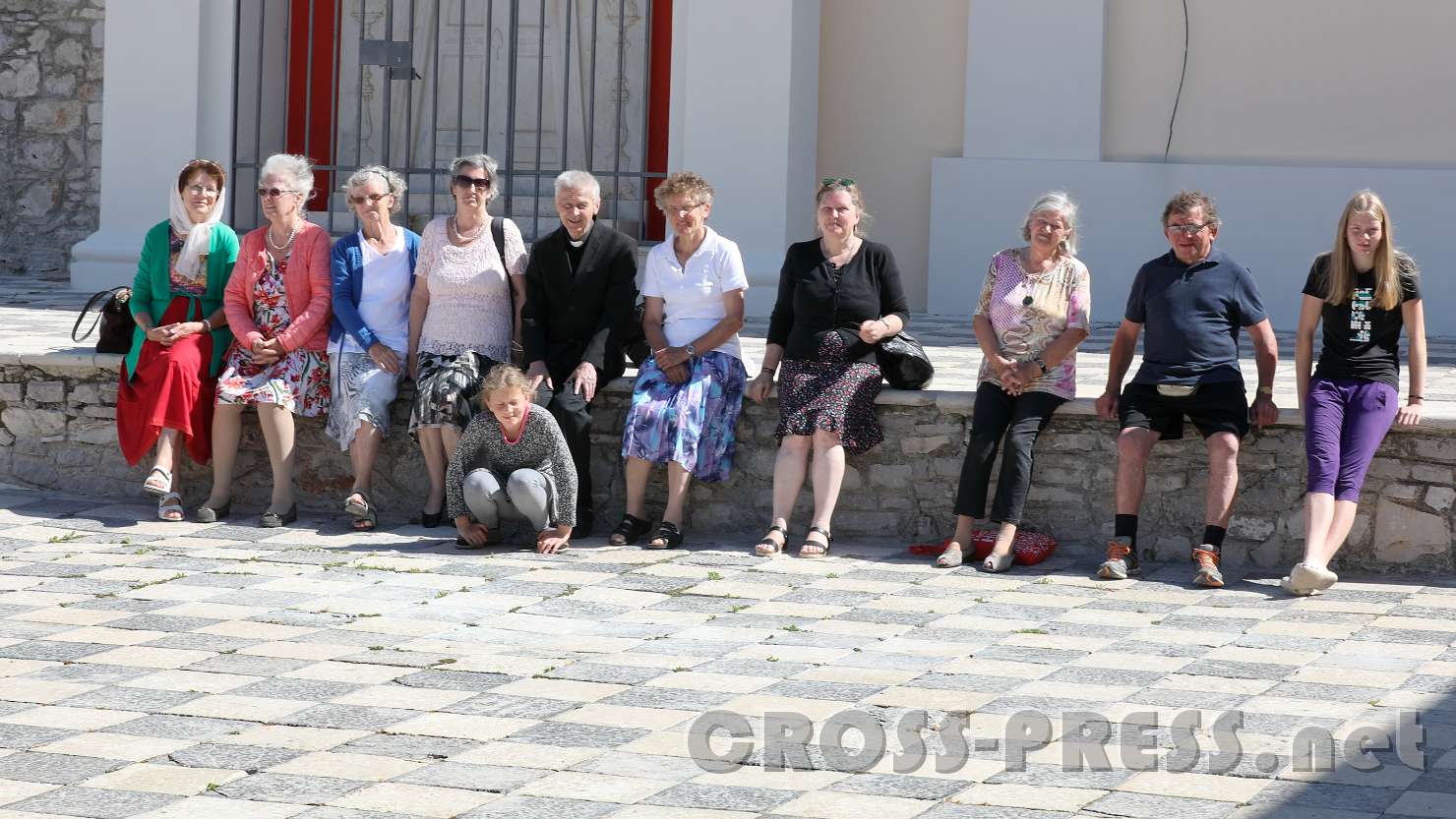 2017.06.18_10.01.19.jpg - Gruppenfoto vor der Pfarrkirche.