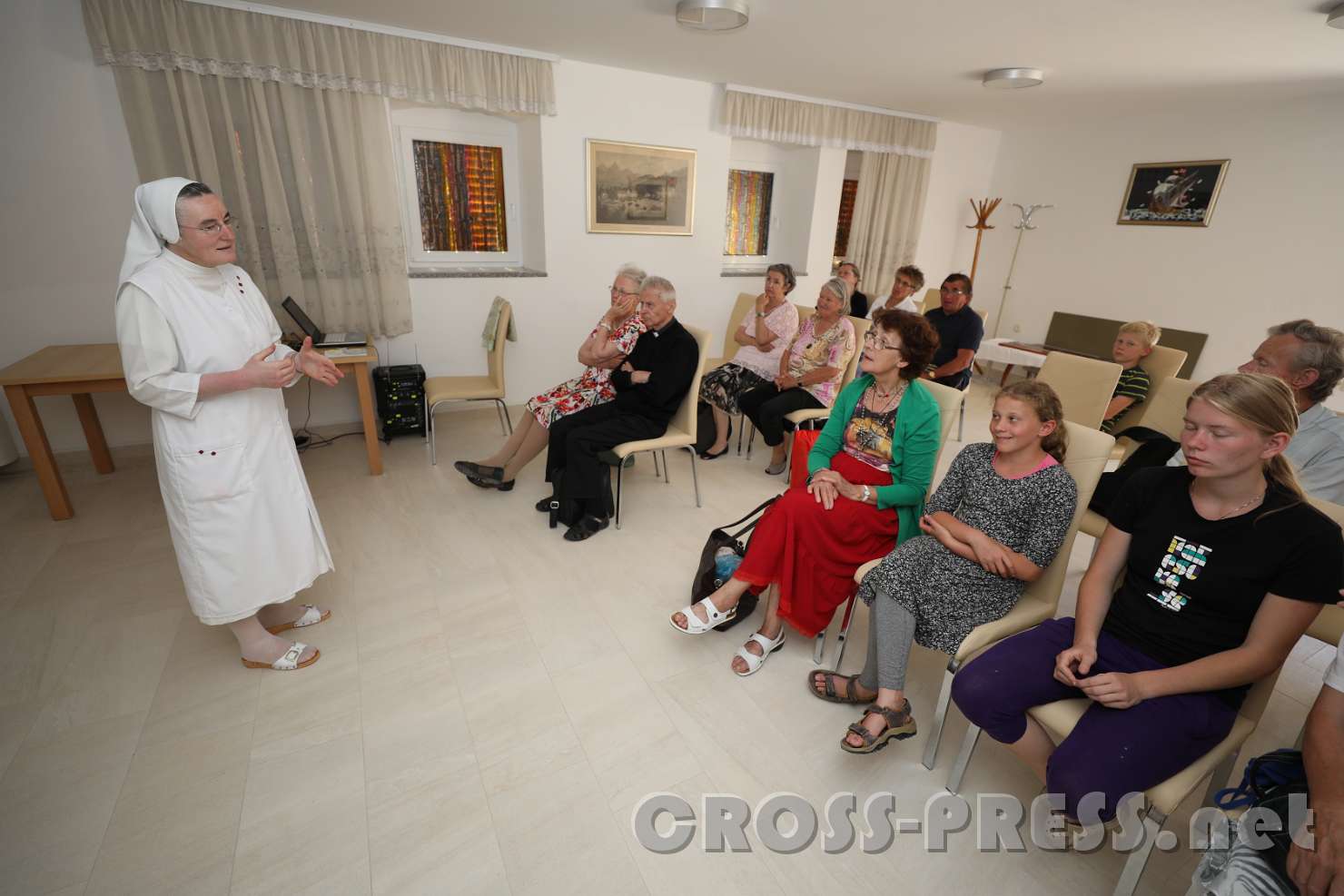 2017.06.18_11.34.38.jpg - Kreuzschwester Sr. Hijacinta vom Haus Betanija in Veli Lošinj erzählt den Pilgern die Geschichte des Hauses und des Ordens.