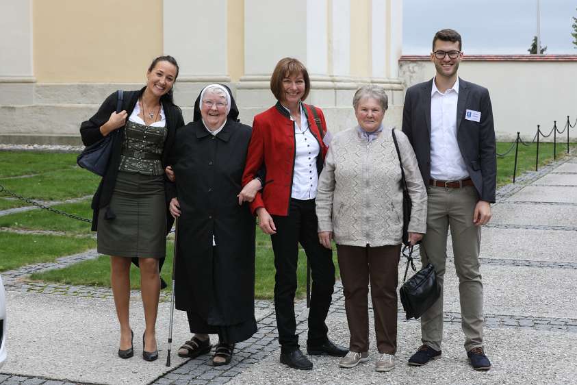 JahresWallfahrt von Radio Maria Austria Schwester Maria von Radio Maria mit Begleiterin und "Jungmitarbeitern". ;)