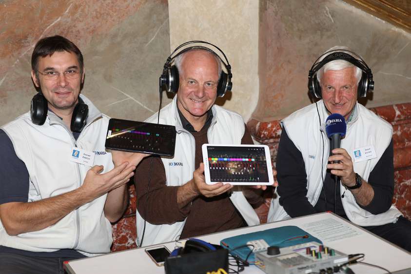 JahresWallfahrt von Radio Maria Austria Die Techniker im Einsatz mit ihren praktischen kleinen Tablets anstelle der unhandlichen alten Mobilstudios.