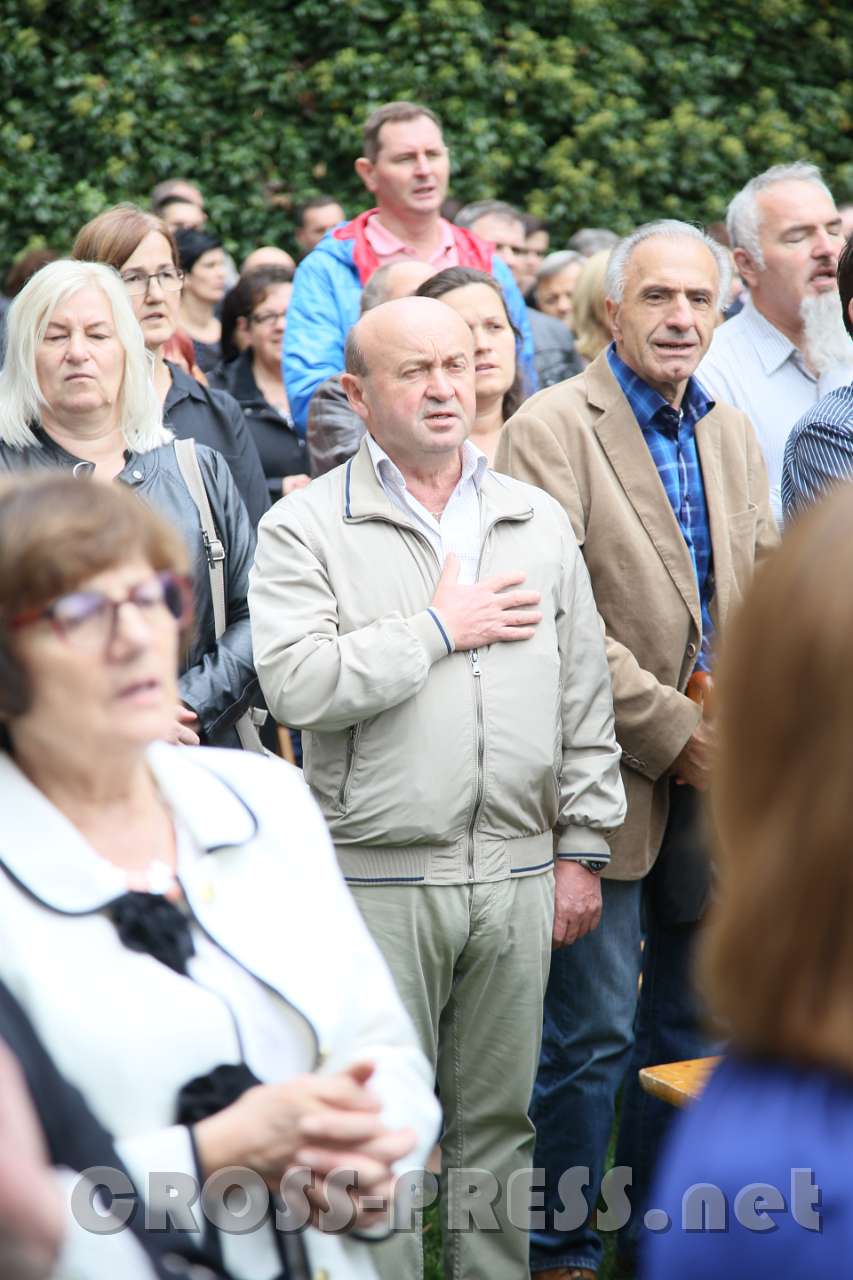 2017.09.30_16.31.20.jpg - Ruku na srce, tko pjeva Lijepu našu srčanije od Zlatka ?  :)