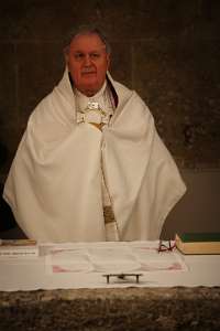 Eröffnung des Radio Maria Studios in Innsbruck Abt Raimund Schreier mit eucharistischem Jesus.