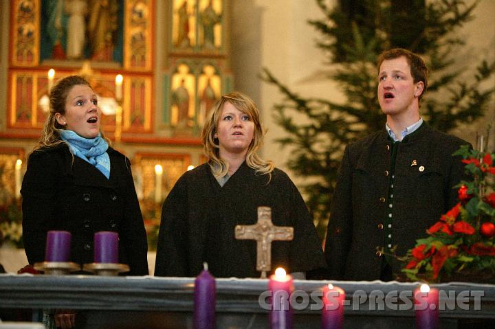 2008.12.13_20.14.55.JPG - Tadellos aufeinander abgestimmt, sang der "Talschluss-Dreigesang" aus Salzburg traditionelle Adventlieder, die die Herzen der Besucher in der eiskalten Kirche erw�rmten.