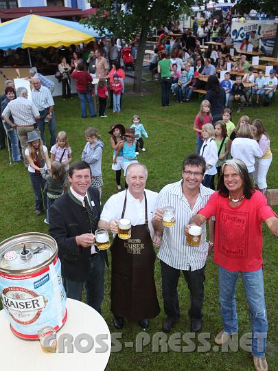 2009.07.04_20.21.44.jpg - "Au'zapft is!"  B�rgermeister Alois Panstingl, "Zapfmeister" NR G�nter K�ssl, Organisator Josef Forster und Stargast Hans Kreuzmayr alias Waterloo.
