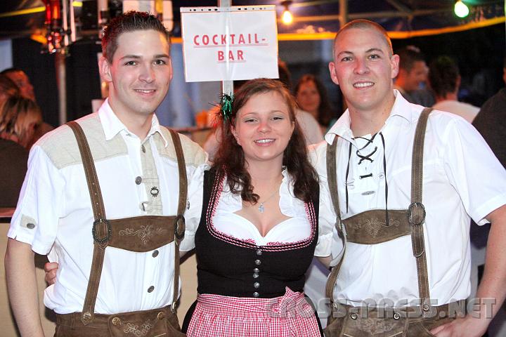 2009.07.04_21.27.28.jpg - Gerald Steinbichler, Carina Ratzberger und Markus Steinbichler von der "Voitstrassentrachtenbande extrem" bei einem der zahlreichen Standl zum Erfrischen und Verkosten.