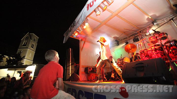 2009.07.04_22.34.50.jpg - Ist das der Geist des Gro�en Manitu, der den S�ngerh�uptling so erstrahlen l�sst ?  ;)