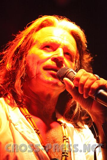 2009.07.04_23.06.32.jpg - Waterloo aus Ober�sterreich doch im Herzen Indianer hat auf der B�hne manchmal tats�chlich eine rote Haut.  ;)