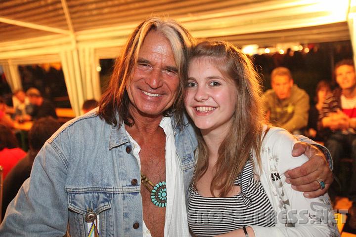 2009.07.05_00.17.48.jpg - Die Tochter des "H�uptlings" der "Urltaler S�ngerrunde" Sophie Forster ist selber S�ngerin und ein gro�er Fan des S�ngerh�uptlings. ;)