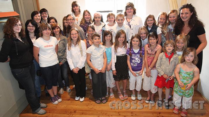 2009.07.05_09.28.23.jpg - "Zum Dorffest geh�rt ein Gottesdienst, auch wenn es kein Kirtag ist", so Bgm. Panstingl.   Diesen haben am Sonntag der Kinderchor "Die Urlis" und das Ensemble "Die Stimmigen" mit Gr�nderin und Leiterin Heidi Lohnecker sehr feierlich gestaltet.