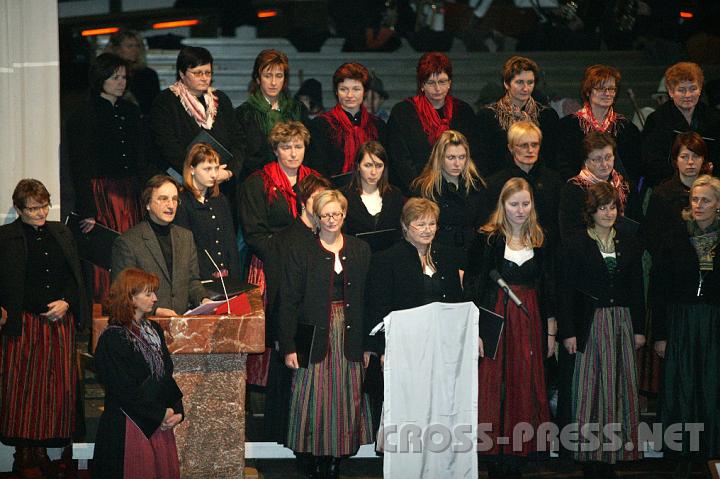 2008.12.13_16.04.17.JPG - Herbert Pauli und der Chor Haag w�hrend des "Prologs".