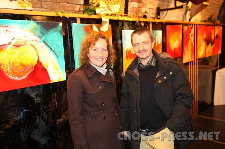 2009.12.13_16.00.05.jpg - Selten selber vor der Linse erwischt:  die regionale Fotografin Christa Flach aus Vestenthal besuchte mit ihrem Gatten die Adventausstellung im Theaterkeller.