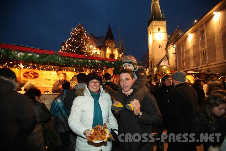 2009.12.13_16.43.30.jpg - Stolz auf ihren musischen Haager Adventmarkt, an diesem Abend besonders malerisch-idyllisch, ist die hier ans�ssige Familie Wagner mit Sohn Florian.