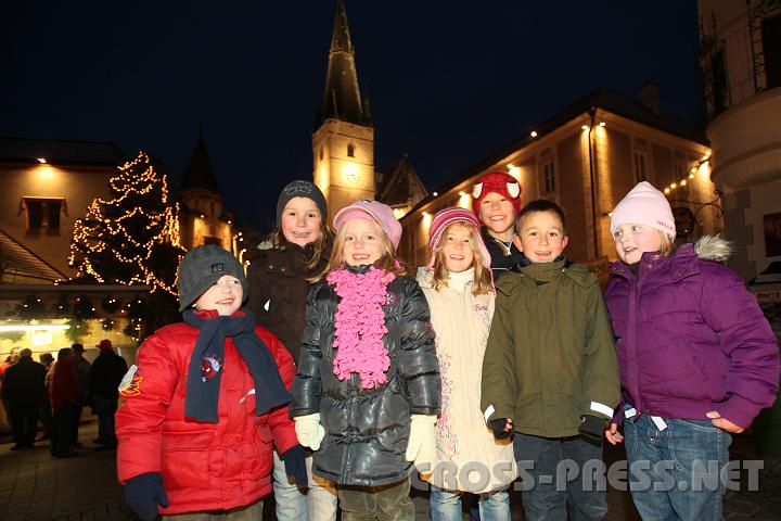 2009.12.13_16.45.41_01.jpg - W�hrend sich die Eltern beim Gl�hmoststandl unterhalten, ist f�r die Kinder der Engelbrunnen ein beliebter Treffpunkt.
