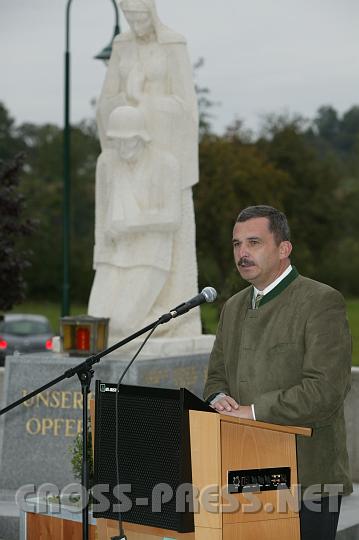 2008.09.21_11.17.06.JPG - B�rgermeister Manfred Schimpl bei seiner Ansprache.