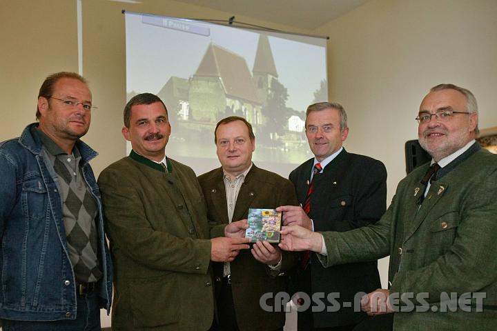 2008.09.21_15.01.37.JPG - Fanz Divinzenz, Musiker und in Steyr bekannt als "Nachtw�chter", pr�sentierte seinen Film "Von der Bl�te bis auf's Brot", in dem er das Leben am Land im Jahreskreis mit Schwerpunkt auf Bienenzucht dokumentiert.  Nach der Pressekonferenz mit der neuen DVD (im Gemeindeamt Haidershofen erh�ltlich), v.l.n.r.:  Adolf Schott (Kameramann), Bgm. Manfred Schimpl (Haidershofen), Franz Dorfer (Imker), Bgm. Ignaz Wieser (Weistrach), Franz Divinzenz (Regisseur).