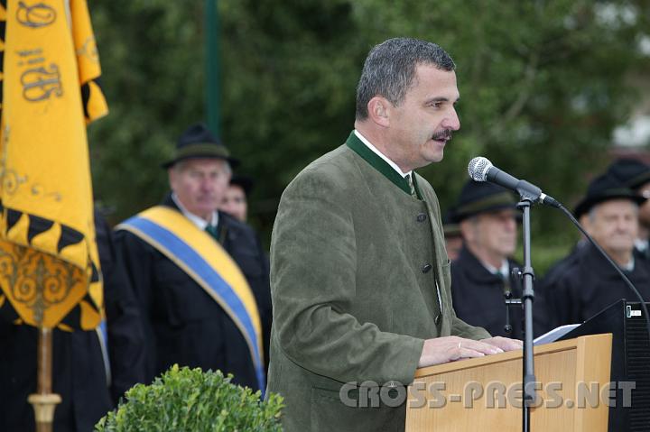 2008.09.21_11.27.53.JPG - B�rgermeister Manfred Schimpl bedankt sich bei allen beteiligten Firmen, Professionisten und Sponsoren.