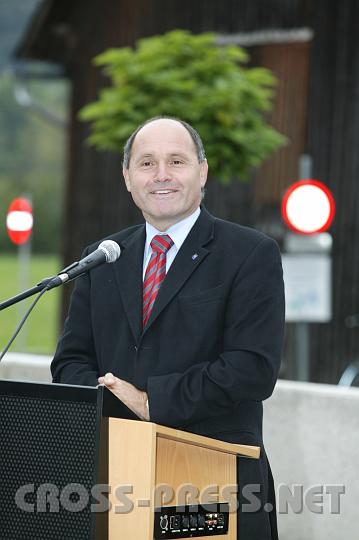 2008.09.21_11.40.13.JPG - LR Mag. Wolfgang Sobotka bei seiner launigen Festrede �ber die Bedeutung des Dorfplatzes als Kommunikationszentrum.