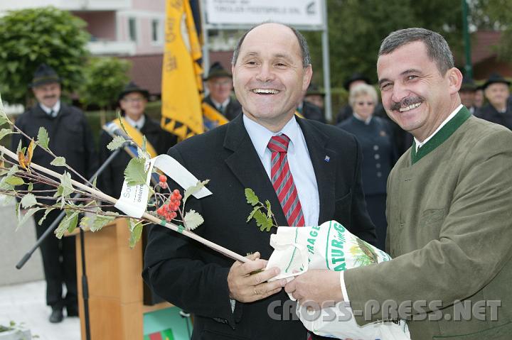 2008.09.21_11.45.02.JPG - Als Verantwortlicher f�r die Aktion "Natur im Garten" �berreicht LR Sobotka B�rgermeister Schimpl einen �sterreichischen Mehlbeerbaum.
