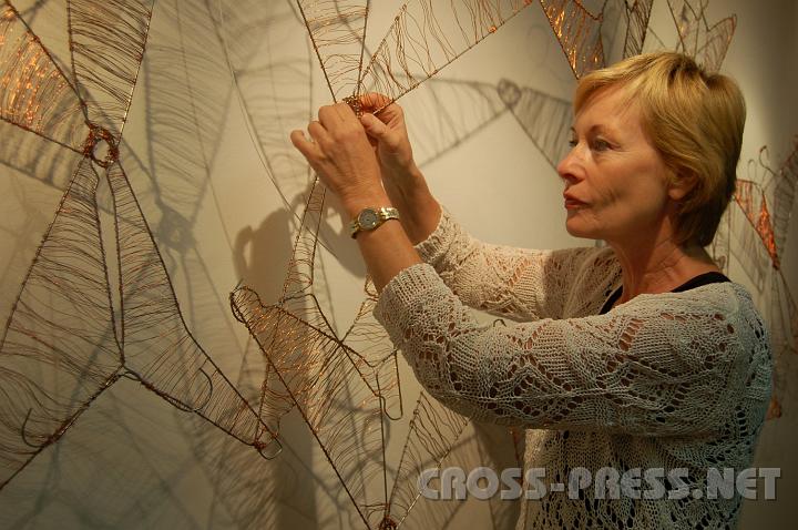 Bakalar.jpg - Eva Bakalar kn�pft ihre Drahtengel.