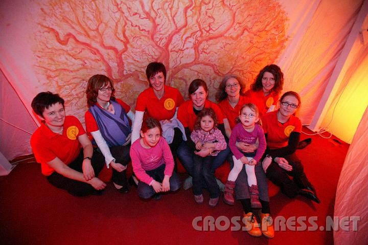 2009.01.11_17.06.25.JPG - Besondere Attraktion: optisch und akkustisch dargestellte Geb�rmutter.  Drinnen wohl geborgen die Veranstalterinnen: Mag. Lucia Deinhofer, Brigitte Brunmayr, Eva Schachinger, Karin Handl, Martina Stockinger, Bettina Schatzeder, Margarethe Gruber und Kinder.