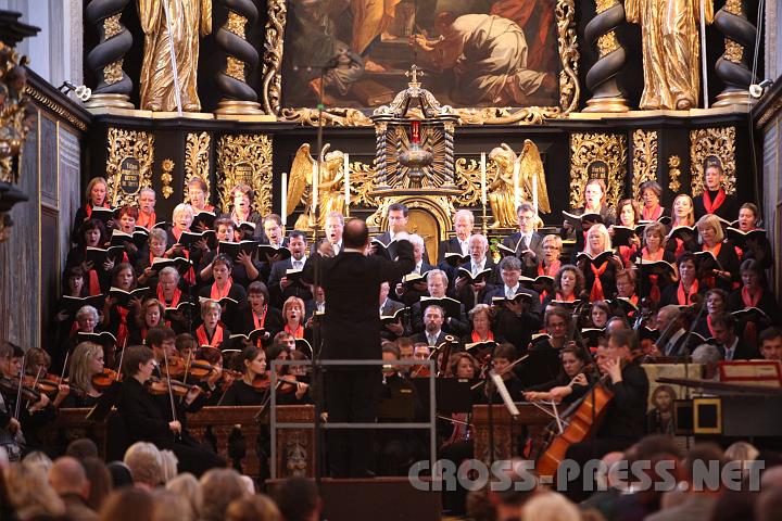 2009.10.04_17.08.47.jpg - Der Altarraum der Stiftskirche Seitenstetten, etwas eng f�r das gro�e Orchester und den Chor, doch akustisch und optisch ein perfektes Ambiente f�r die Auff�hrung des "Messias".