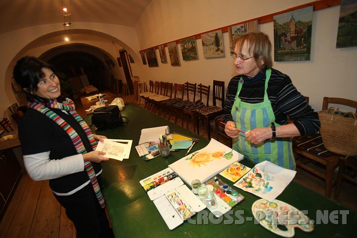 2009.12.02_19.38.09.jpg - ...Gemeinsamkeiten werden im Gespr�ch entdeckt: wir sind wirklich alle miteinander "vernetzt"!