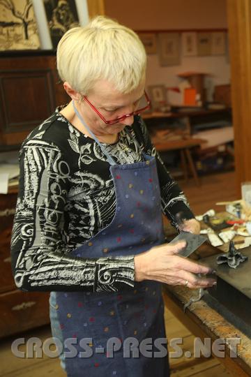 2009.12.02_20.28.31.jpg - Es darf weder zu viel noch zu wenig Druckerschw�rze auf dem geritzten Alupl�ttchen sein: das richtige Verh�ltnis heraus zu finden, ist �bungssache.