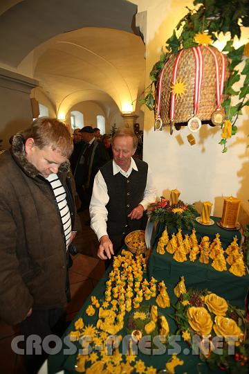 2009.12.13_11.58.12.jpg - Imker Josef Wallner aus St.Peter hat in der Vorweihnachtszeit viel zu tun: der unvergleichliche Duft von Christbaumschmuck und Kerzen aus Bienenwachs sind der Lohn daf�r.